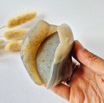 Druzy Grauer Achat - Tropfenförmiger stehender Edelsteinkristall - Nr. 12. 86 Gramm
