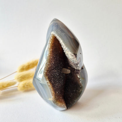 Druzy Grauer Achat - Tropfenförmiger stehender Edelsteinkristall - Nr. 12. 86 Gramm