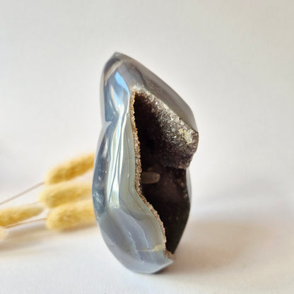 Druzy Grauer Achat - Tropfenförmiger stehender Edelsteinkristall - Nr. 12. 86 Gramm