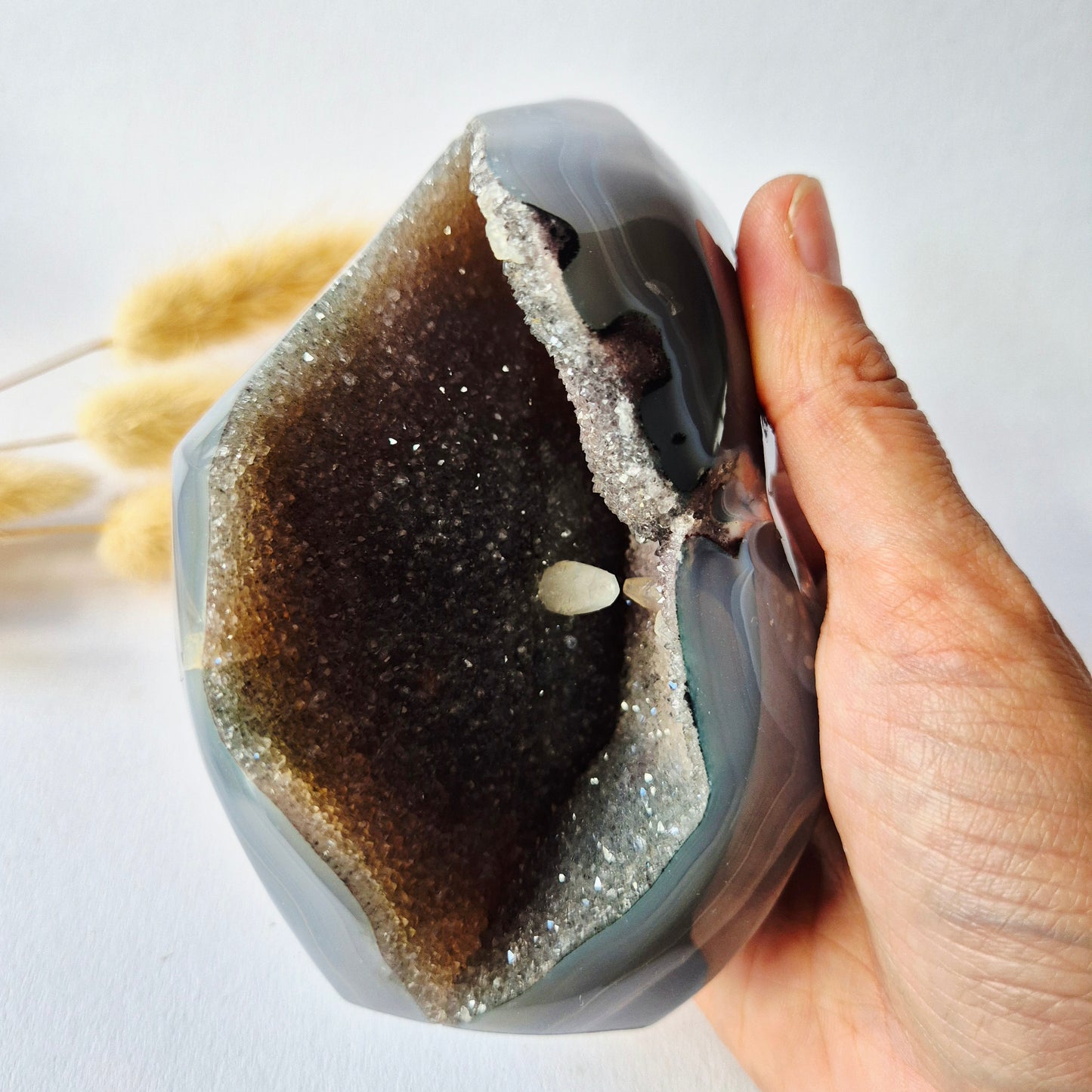 Druzy Grauer Achat - Tropfenförmiger stehender Edelsteinkristall - Nr. 12. 86 Gramm