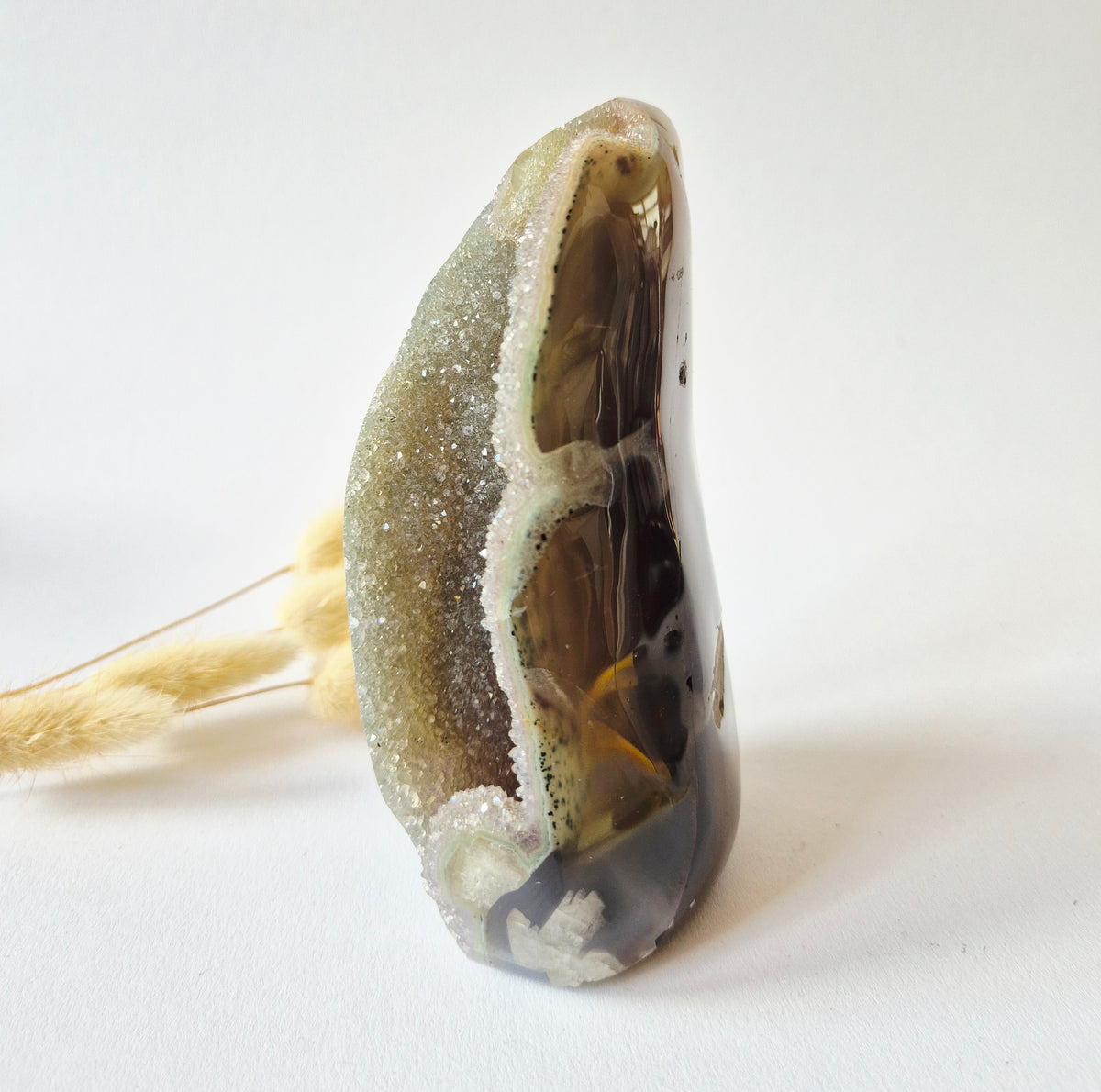 Druzy Grauer Achat - Tropfenförmiger stehender Edelsteinkristall - Nr. 12. 86 Gramm