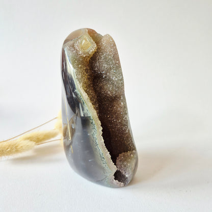 Druzy Grauer Achat - Tropfenförmiger stehender Edelsteinkristall - Nr. 12. 86 Gramm