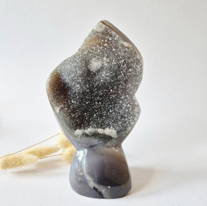 Druzy Grauer Achat - Tropfenförmiger stehender Edelsteinkristall - Nr. 12. 86 Gramm