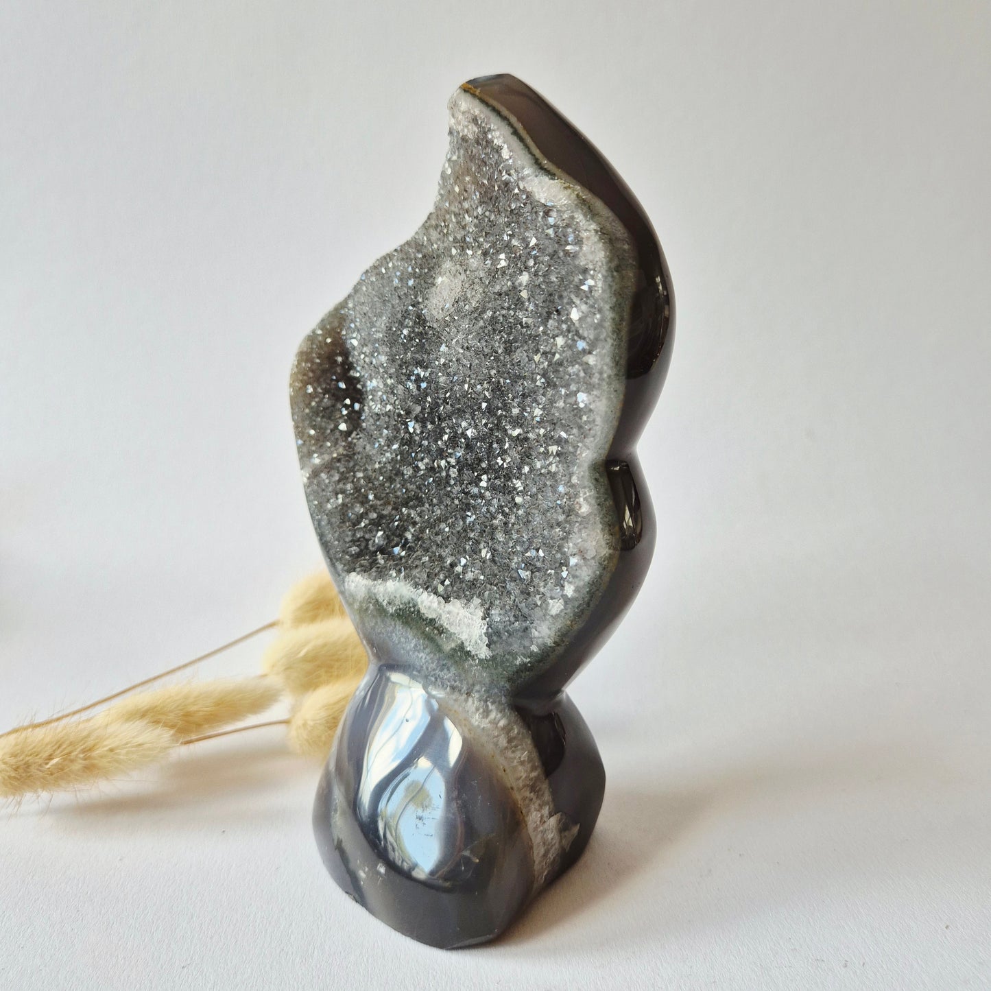 Druzy Grauer Achat - Tropfenförmiger stehender Edelsteinkristall - Nr. 12. 86 Gramm
