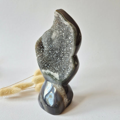 Druzy Grauer Achat - Tropfenförmiger stehender Edelsteinkristall - Nr. 12. 86 Gramm