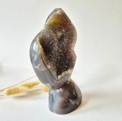 Druzy Grauer Achat - Tropfenförmiger stehender Edelsteinkristall - Nr. 12. 86 Gramm