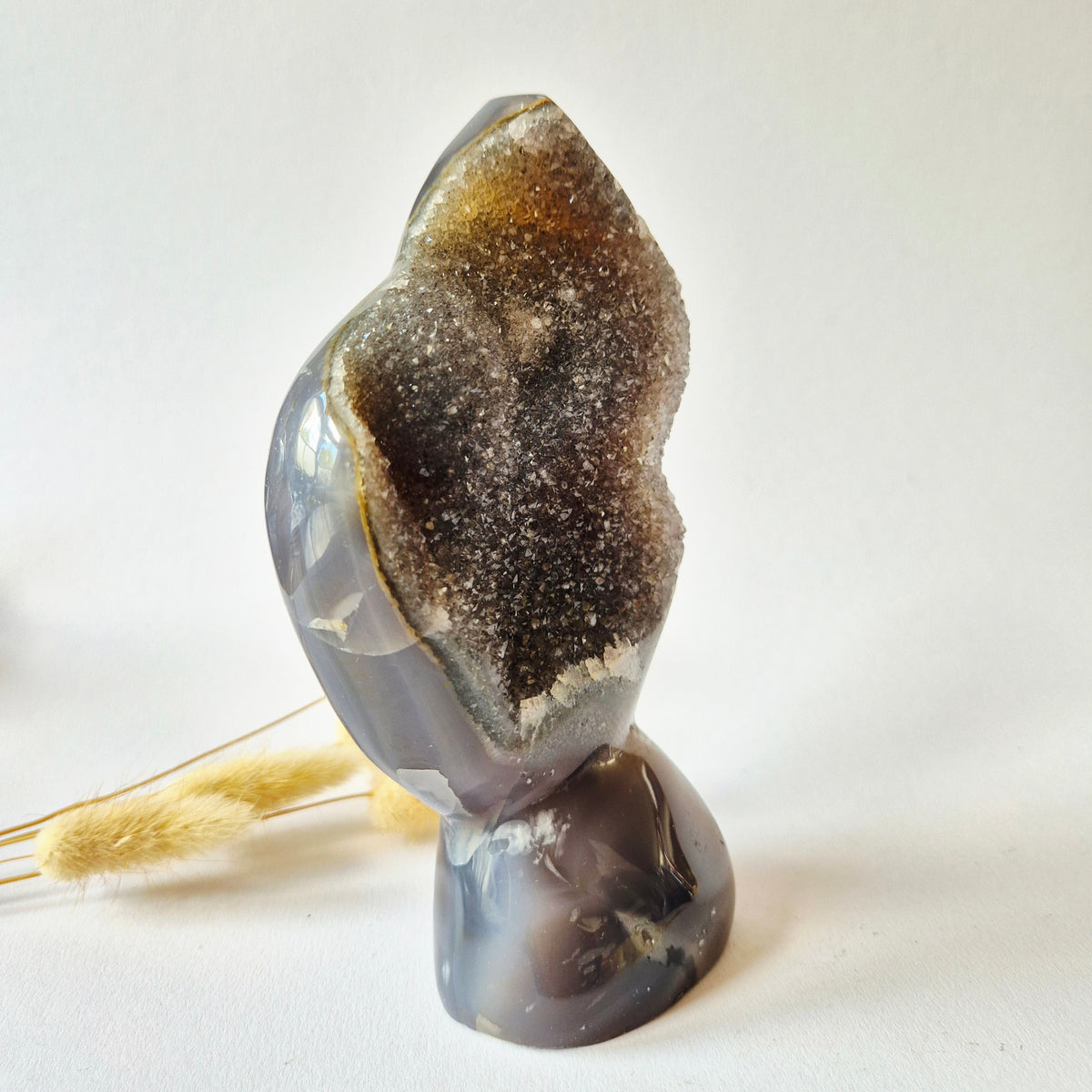 Druzy Grauer Achat - Tropfenförmiger stehender Edelsteinkristall - Nr. 12. 86 Gramm