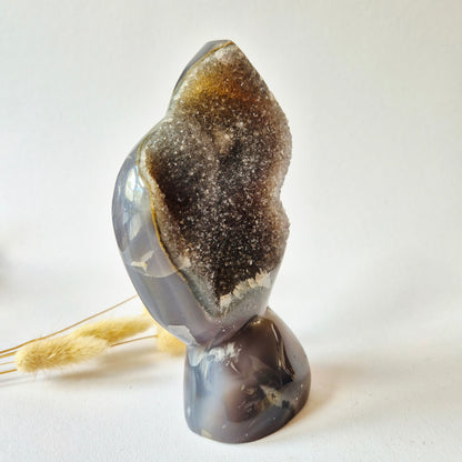 Druzy Grauer Achat - Tropfenförmiger stehender Edelsteinkristall - Nr. 12. 86 Gramm