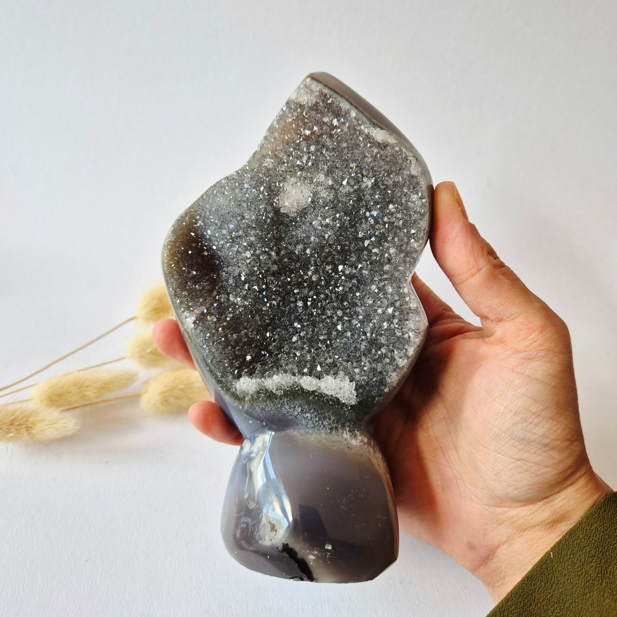 Druzy Grauer Achat - Tropfenförmiger stehender Edelsteinkristall - Nr. 12. 86 Gramm