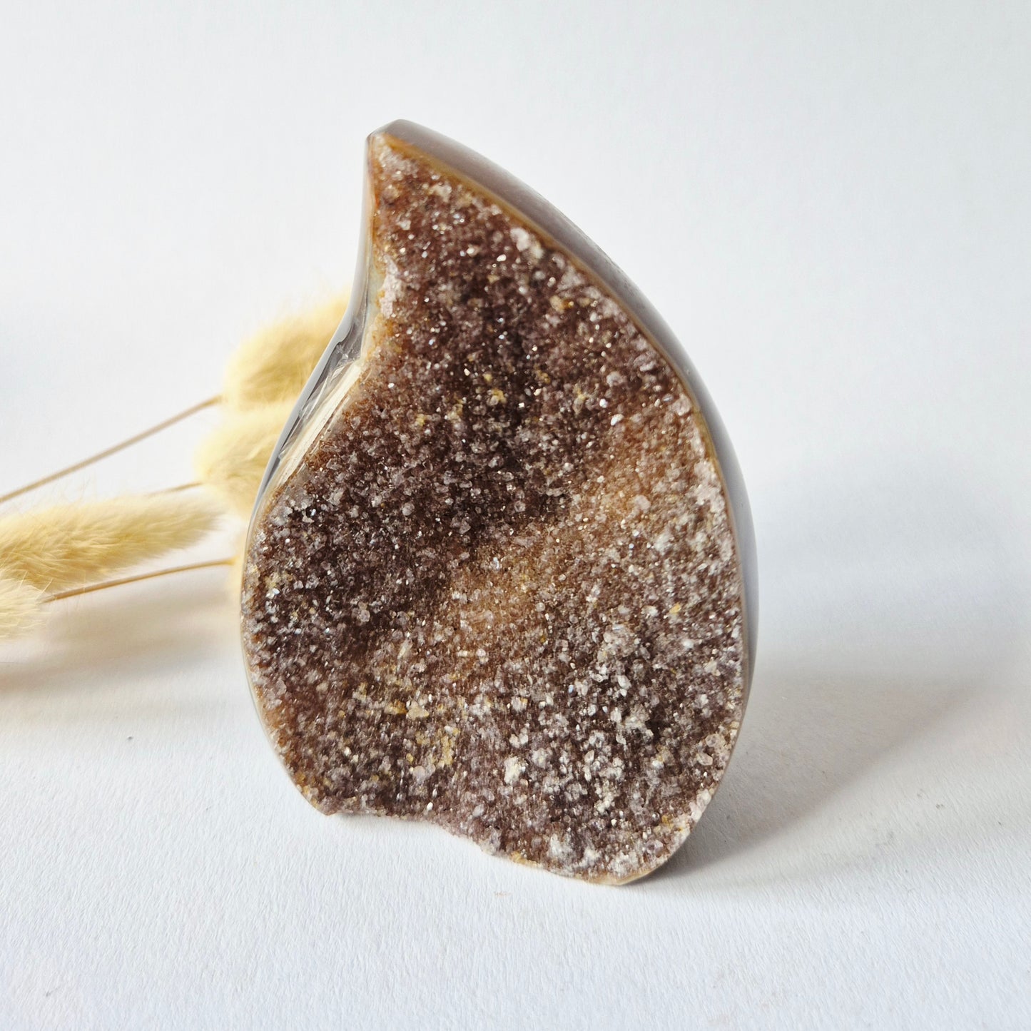 Druzy Grauer Achat - Tropfenförmiger stehender Edelsteinkristall - Nr. 12. 86 Gramm