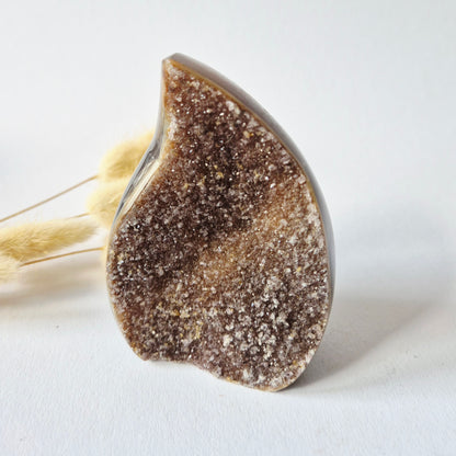 Druzy Grauer Achat - Tropfenförmiger stehender Edelsteinkristall - Nr. 12. 86 Gramm