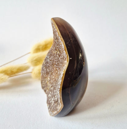 Druzy Grauer Achat - Tropfenförmiger stehender Edelsteinkristall - Nr. 12. 86 Gramm