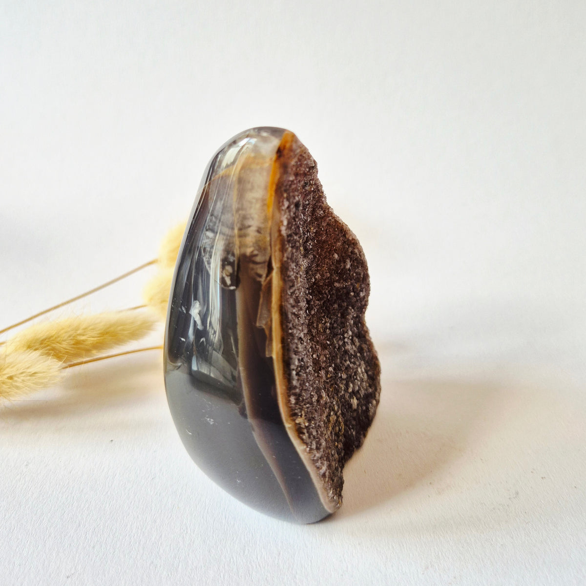 Druzy Grauer Achat - Tropfenförmiger stehender Edelsteinkristall - Nr. 12. 86 Gramm