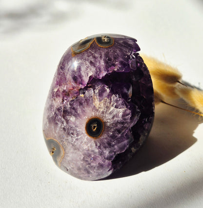 Unieke paarse amethist druzy freeform van 565 gram met natuurlijke agate eyes en gepolijste agaatbanden