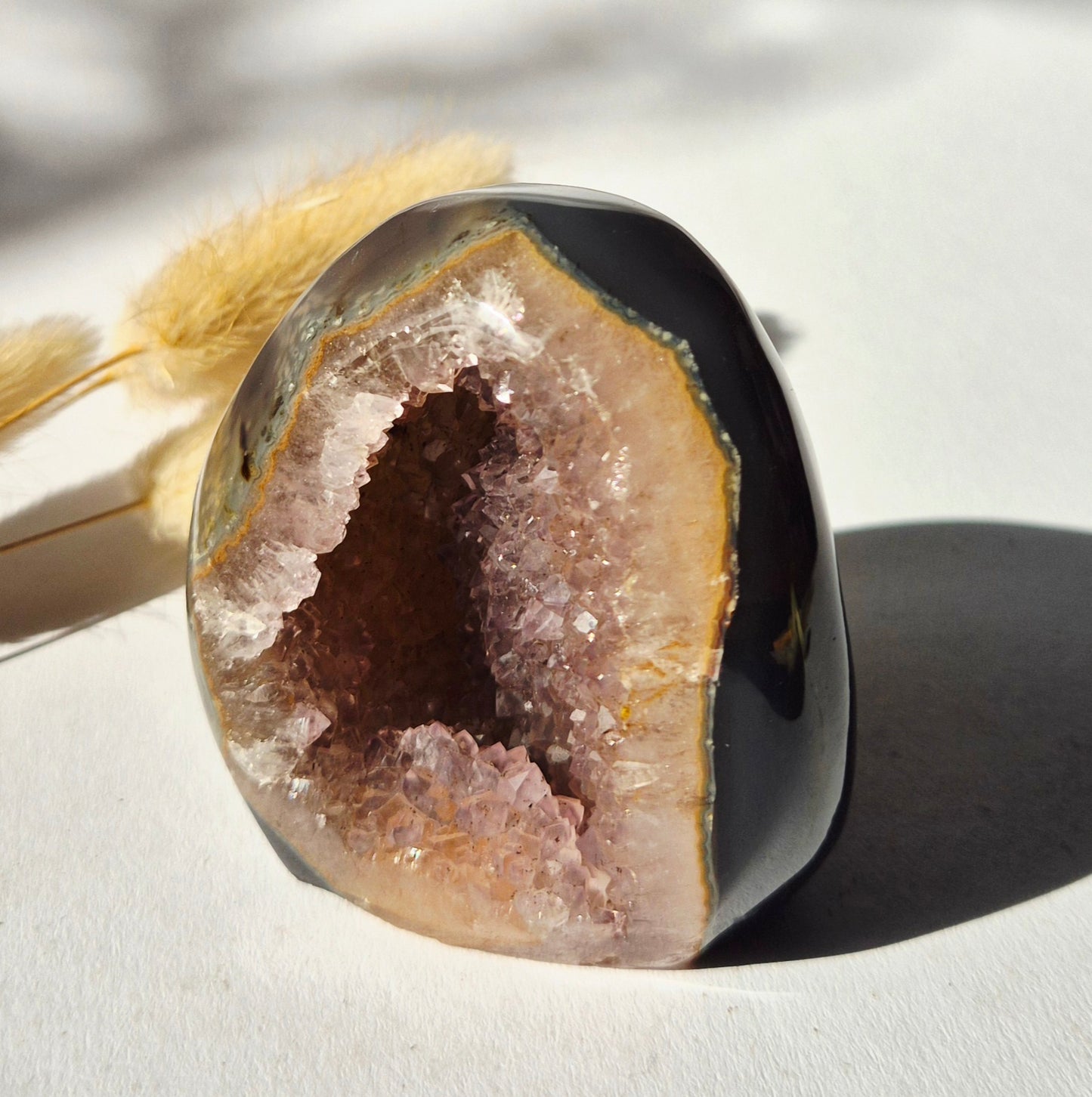 Amethist geode freeform 205 gram met diepe paarse kristalholte en donker gepolijste agaatrand