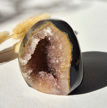 Amethist geode freeform 205 gram met diepe paarse kristalholte en donker gepolijste agaatrand