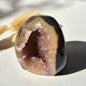 Amethist geode freeform 205 gram met diepe paarse kristalholte en donker gepolijste agaatrand