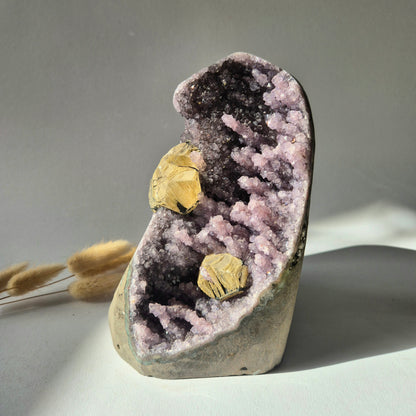 Natuurlijke amethist geode van 2397 gram met twee grote calcietkristallen