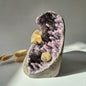 Natuurlijke amethist geode van 2397 gram met twee grote calcietkristallen