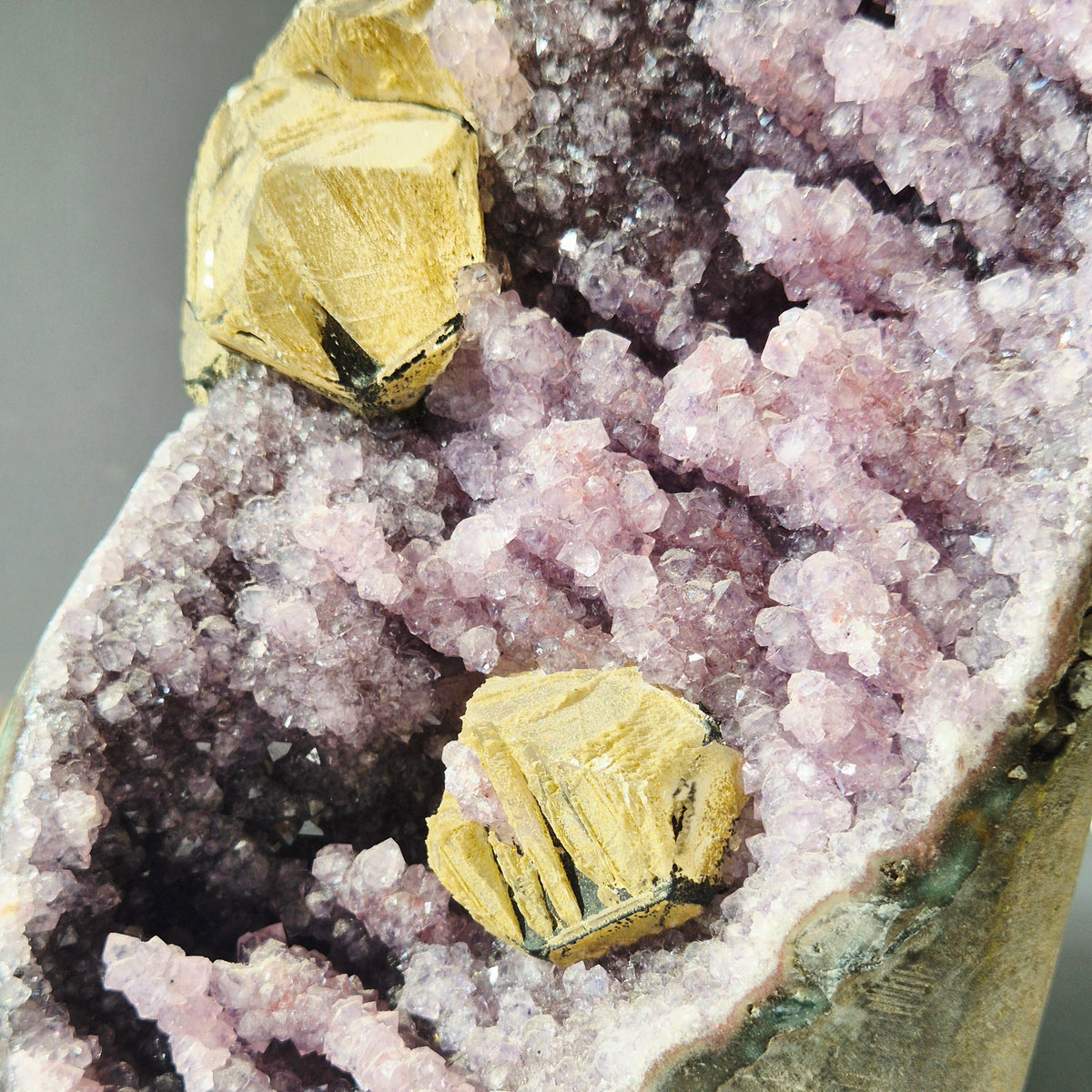 Amethist Geode met Calciet – Uniek Collector’s Piece – 2397 g