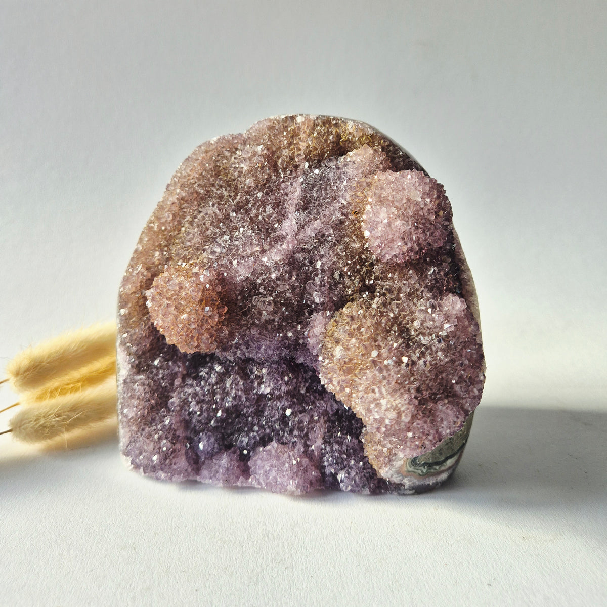 Amethist geode freeform 1657 gram met paarse druzy en bloemachtige kristalformaties