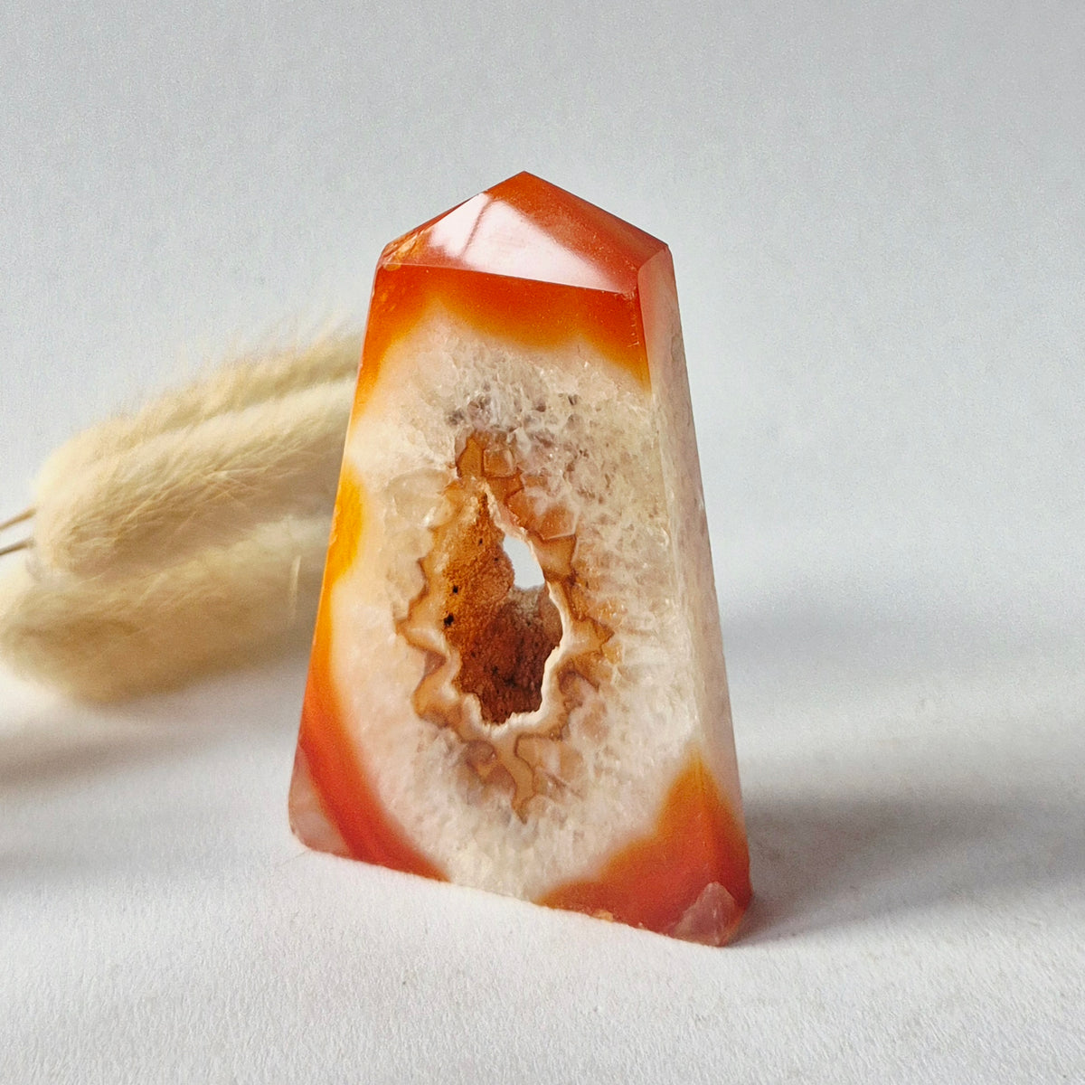 Edelstein Karneol Druzy Herz auf Ständer Nr. 1 124 g – Leidenschaft, Kraft &amp; funkelnde Energie
