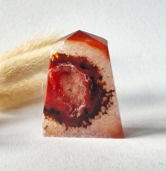Carneool Agaat Platte Toren met Druzy – 54g