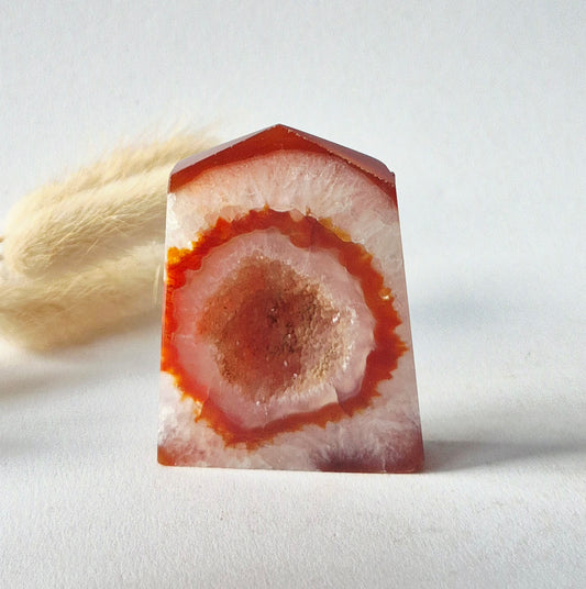 Carneool Agaat Platte Toren met Druzy – 62g