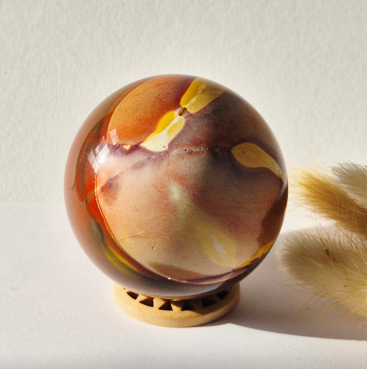 Mookaite Jaspis Edelsteen Bol – 63 mm | 239 gram