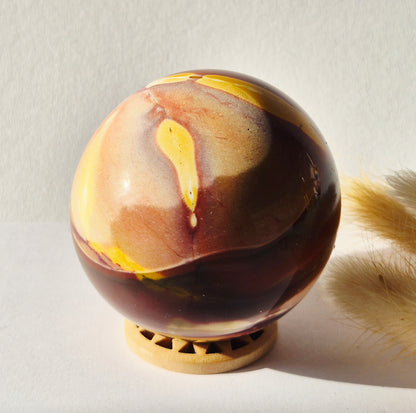 Mookaite Jaspis Edelsteen Bol – 63 mm | 239 gram