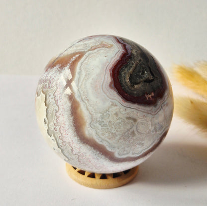 Kristall-Edelsteinkugel, weiße Drusen-Achatkugel aus Mexiko, 50 mm