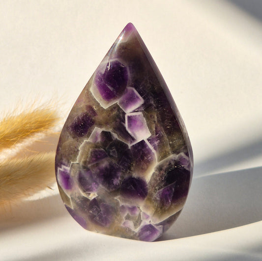 Traum-Amethyst – stehender Edelsteinkristall in Tropfenform – 173 Gramm
