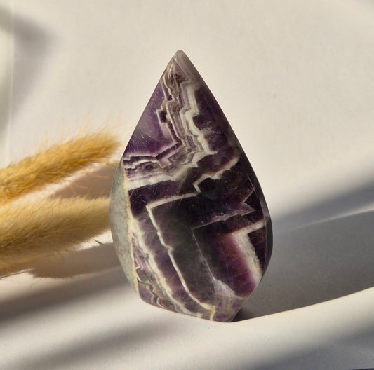 Traum-Amethyst – stehender Edelsteinkristall in Tropfenform – 173 Gramm