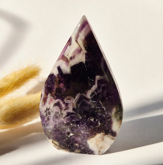 Traum-Amethyst – stehender Edelsteinkristall in Tropfenform – 173 Gramm
