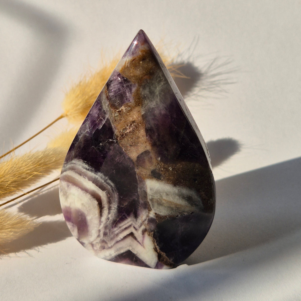 Traum-Amethyst – stehender Edelsteinkristall in Tropfenform – 173 Gramm