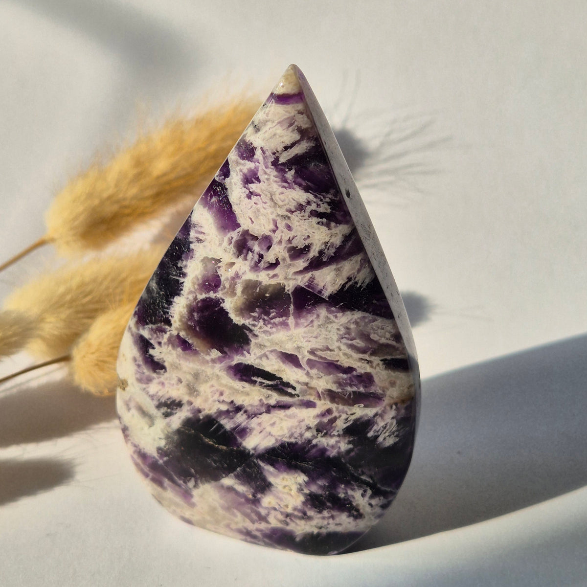 Traum-Amethyst – stehender Edelsteinkristall in Tropfenform – 173 Gramm