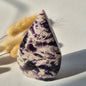Traum-Amethyst – stehender Edelsteinkristall in Tropfenform – 173 Gramm