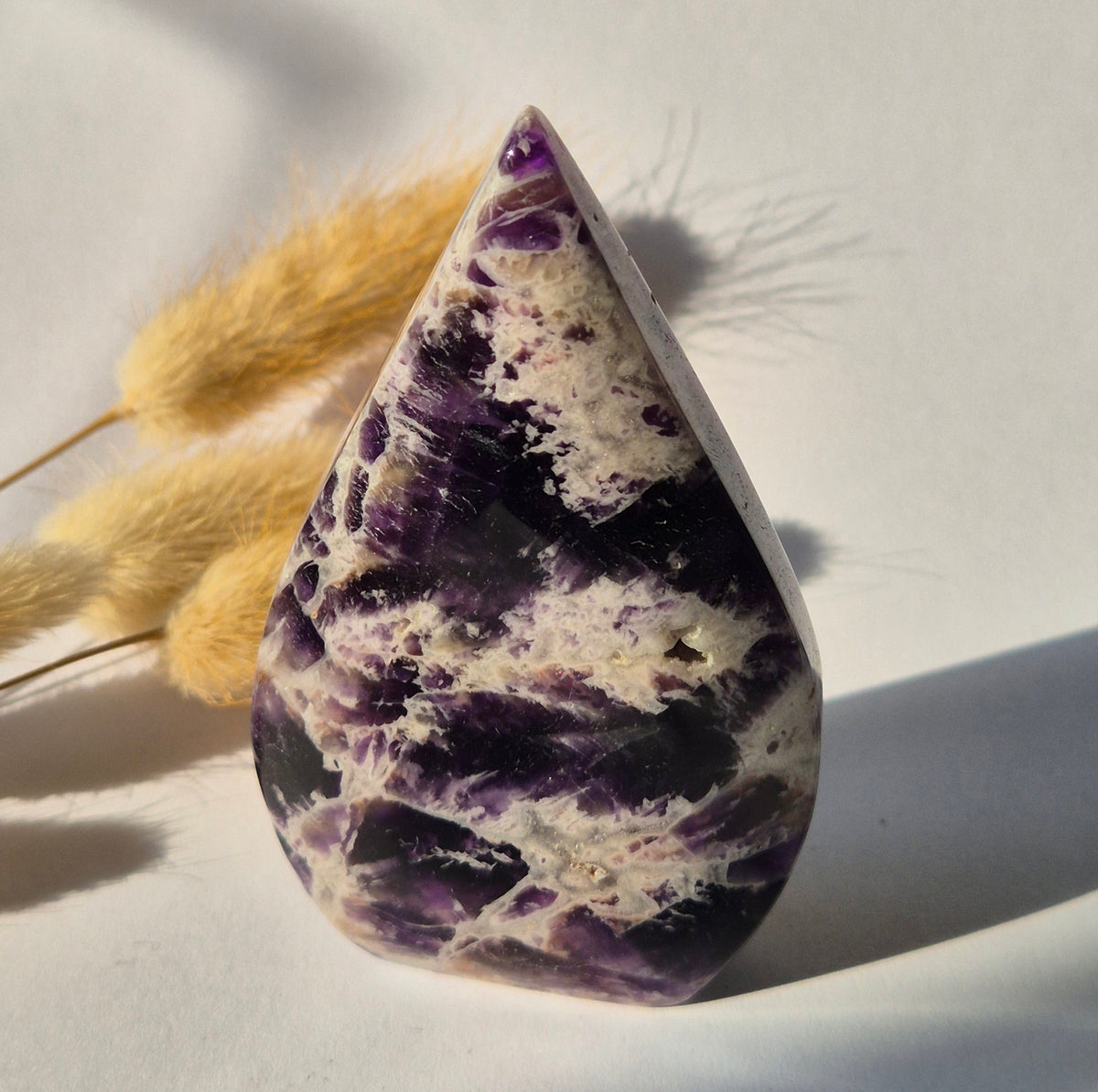 Traum-Amethyst – stehender Edelsteinkristall in Tropfenform – 173 Gramm