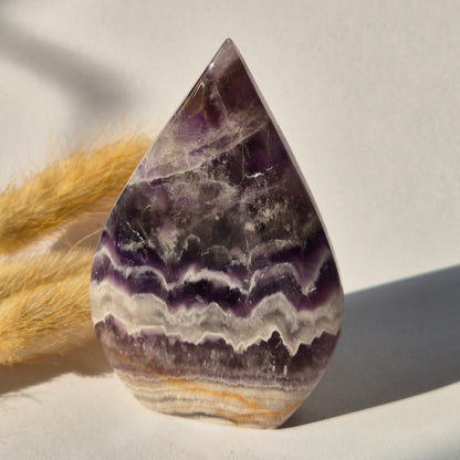 Traum-Amethyst – stehender Edelsteinkristall in Tropfenform – 173 Gramm