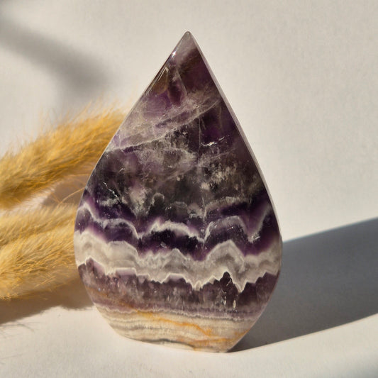 Traum-Amethyst – stehender Edelsteinkristall in Tropfenform – 173 Gramm
