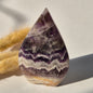 Traum-Amethyst – stehender Edelsteinkristall in Tropfenform – 173 Gramm