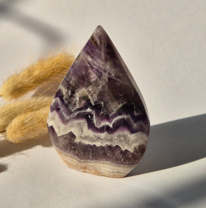 Traum-Amethyst – stehender Edelsteinkristall in Tropfenform – 173 Gramm