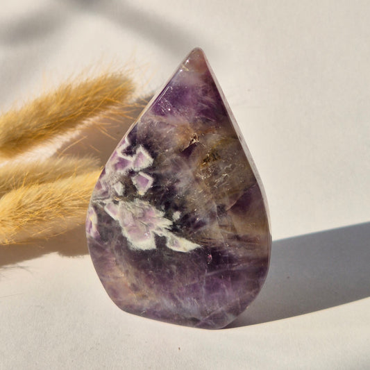 Traum-Amethyst – stehender Edelsteinkristall in Tropfenform – 173 Gramm