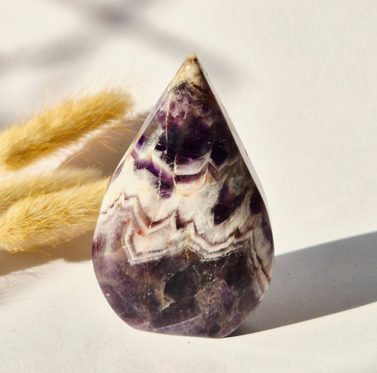 Traum-Amethyst – stehender Edelsteinkristall in Tropfenform – 173 Gramm