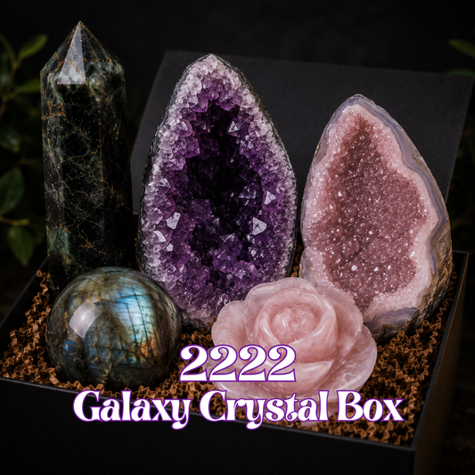 2222 Galaxy Crystal Box gevuld met luxe geodes, zeldzame edelstenen en exclusieve verzamelstukken.