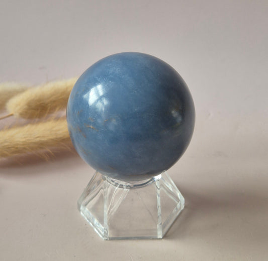 Ontdek deze hoogwaardige Angeliet bol. Een zachte blauwe edelsteen die rust, bescherming en spirituele verbinding bevordert. Uniek stuk.