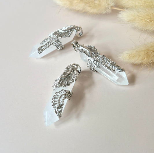 Bergkristal edelsteen hanger met sierlijke houder – 4,5 cm – helder en krachtig

