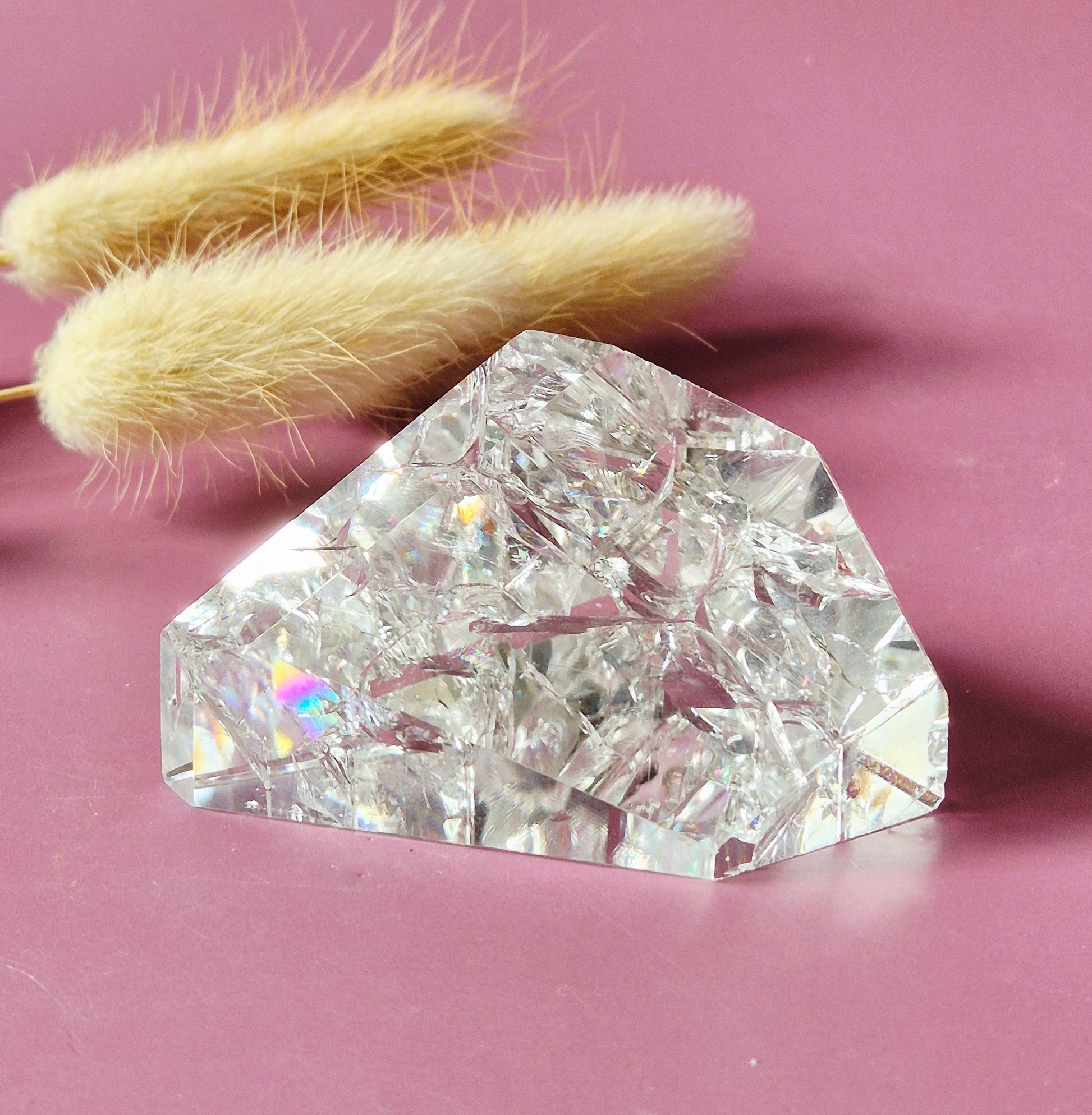 Crackle Quartz freeform van 91 gram met regenboogreflecties en heldere kristalstructuur van natuurlijk bergkristal.