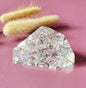 Crackle Quartz freeform van 91 gram met regenboogreflecties en heldere kristalstructuur van natuurlijk bergkristal.