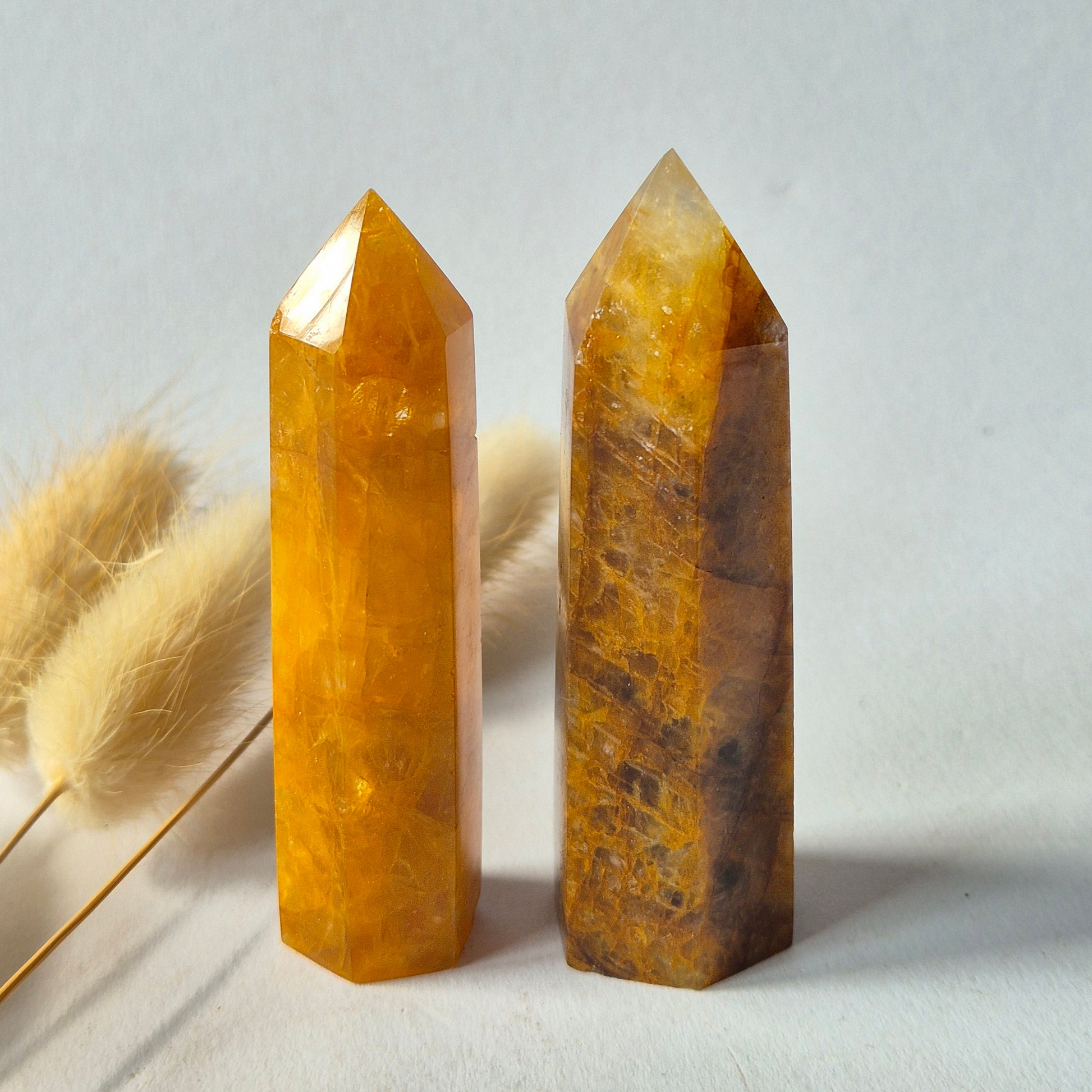 Handgeslepen Golden Healer toren met warme goudgele kleur en natuurlijke kristalstructuren.